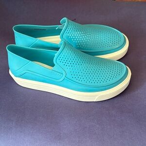 CROCS Turquoise Slip-On Perforated Platform Sneakers - Size 7